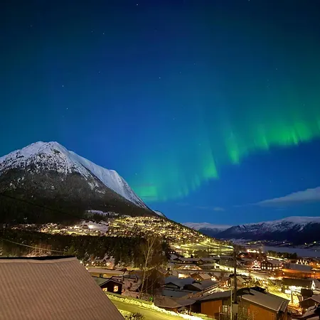 Hyggelig Og Velutstyrt I Sentrum Lom